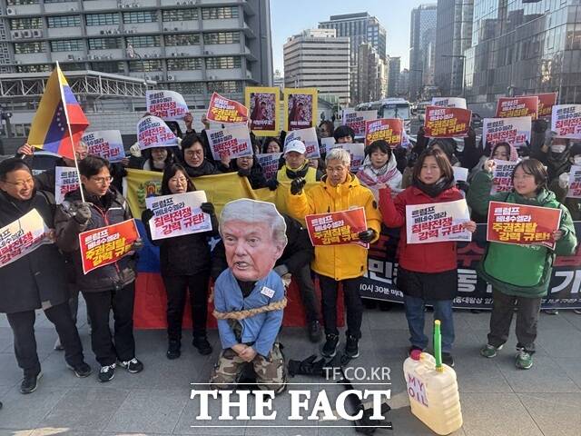 트럼프 1년 규탄 국제민중행동 조직위원회가 5일 서울 종로구 주한 미국 대사관 앞에서 '트럼프 베네수엘라 침공 규탄 국제민중행동 긴급 기자회견'을 열고 도널드 트럼프 미국 대통령을 포승줄로 묶고 국제법 위반으로 연행하는 퍼포먼스를 벌이고 있다. /이라진 기자