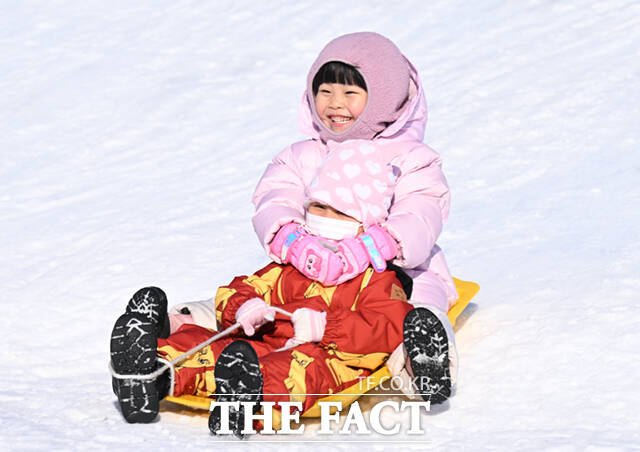 서울시가 겨울철을 맞아 한강공원에 눈썰매장을 개장한 가운데 5일 서울 여의도 한강공원 눈썰매장을 찾은 어린이와 부모들이 눈썰매를 타고 있다. /이새롬 기자