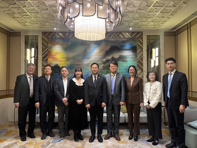 배경훈 부총리 겸 과학기술정보통신부 장관(왼쪽 다섯 번째)이 5일(현지시간) 재중한인과학기술자협회 회원들과 간담회를 가진 후 기념 촬영하고 있다. /과학기술정보통신부