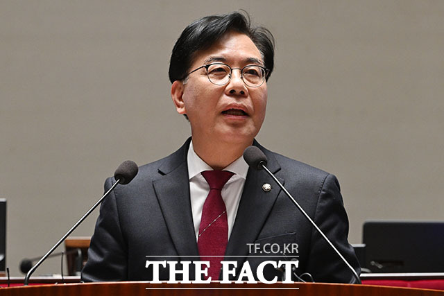 송언석 국민의힘 원내대표가 5일 배우 안성기의 별세 소식에 조의를 표했다. 사진은 송 원내대표가 지난 30일 오후 서울 여의도 국회에서 열린 의원총회에서 발언을 하고 있는 모습. /남용희 기자