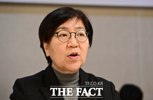 보건복지부는 5일 '희귀·중증난치질환 지원 강화방안'을 식품의약품안전처, 질병청 등 관계부처 합동으로 발표했다. 사진은 정은경 보건복지부 장관이 2025년 12월 22일 오후 서울 종로구 정부서울청사에서 열린 통합동봄정책위원회 회의에 참석해 모두발언을 하는 모습. /임영무 기자