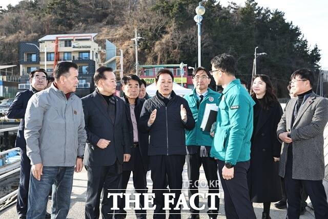 박완수 경남도지사가 5일 거제~마산(국도 5호선) 도로 건설 사업 현장을 방문해 추진 현황을 점검하고 있다. /경남도