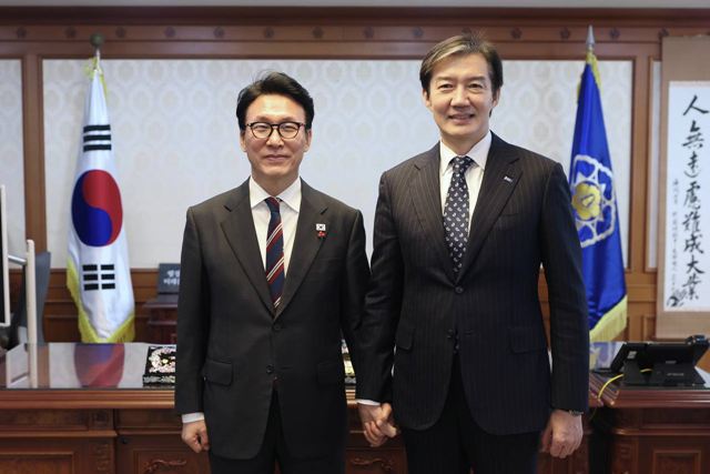 김민석 국무총리(왼쪽)과 조국 조국혁신당 대표는 5일 국무총리 집무실에서 만나 '사회대개혁 위원회' 협력 강화를 합의했다. /조국혁신당