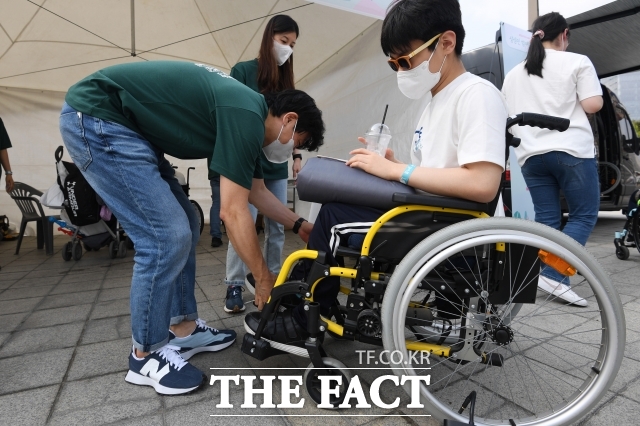 보건복지부는 올해 1월부터 저소득 중증장애인의 소득보장을 위한 장애인연금 급여액이 물가상승에 따른 기초급여액 인상을 반영해 월 최대 43만9700원을 지급한다고 5일 밝혔다. 사진은 2022년 5월 21일 서울 송파구 올림픽공원에서 휠체어 사용 아동이 휠체어 정비를 받는 모습. /남용희 기자