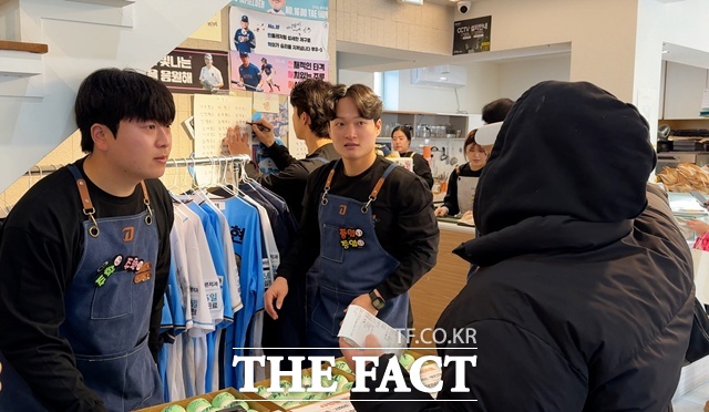 BNK경남은행이 지난 4일 NC 다이노스 선수 일일 찻집 행사를 지원했다. /BNK경남은행