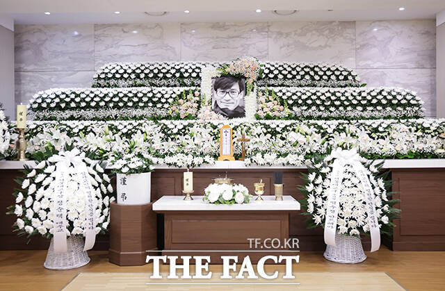 문화체육관광부는 5일 최휘영 장관이 이날 오후 6시 30분께 故 안성기의 빈소가 차려진 서울성모병원 장례식장을 방문해 훈장을 전달한다고 밝혔다. /사진공동취재단