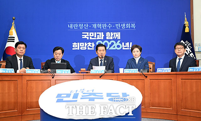 최고위원회의에서 발언하는 정 대표(가운데).