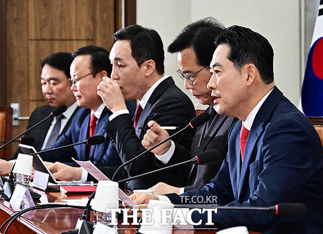 장동혁 국민의힘 대표(오른쪽)가 5일 오전 서울 여의도 국회에서 열린 최고위원회의에 참석해 모두발언을 하고 있다. /국회=배정한 기자