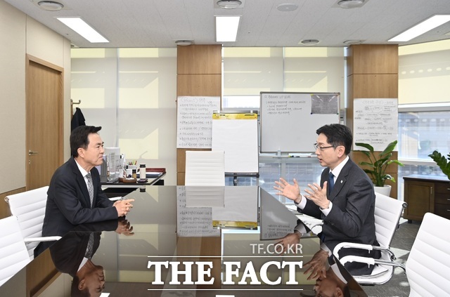 김태흠 충남도지사(왼쪽)와 김경수 지방시대위원회 위원장이 5일 세종시 위원회 사무실에서 만나 대전·충남 행정통합과 공공기관 충남 유치 등 핵심 현안을 논의하고 있다. /충남도