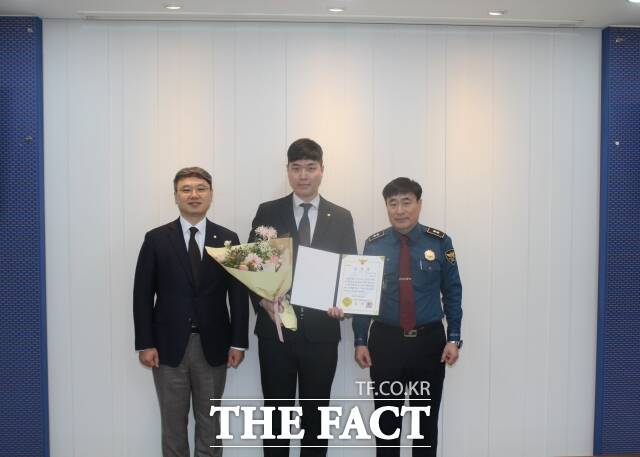 (왼쪽부터) 김진백 모아저축은행 대표이사, 조재훈 모아저축은행 금융소비자보호팀 과장, 김원기 주안지구대장이 기념촬영을 하고 있다. /모아저축은행