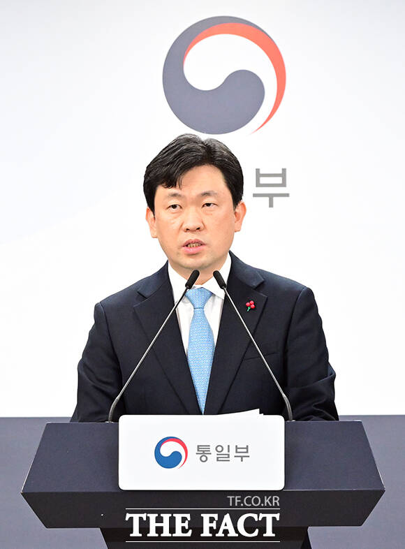 윤민호 통일부 대변인이 5일 오전 서울 종로구 정부서울청사에서 현안관련 정례브리핑을 하고 있다. /임영무 기자