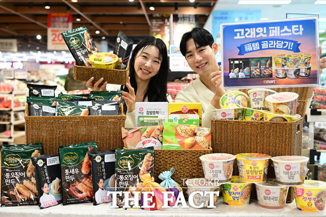 이마트가 2026년 첫 세일 '고래잇 페스타'를 개최한 가운데 5일 서울 이마트 용산점에서 모델들이 인기 간편식 제품을 선보이고 있다. /이새롬 기자