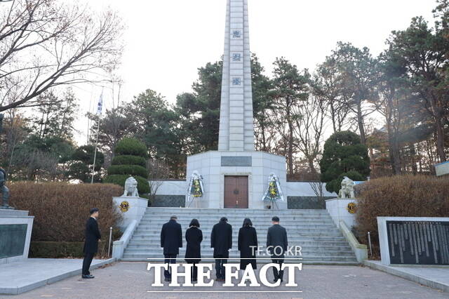 아산교육지원청 간부 공무원들이 새해를 맞아 충렬탑에서 참배하고 있다. /아산교육지원청