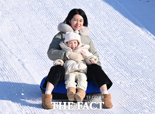 서울시가 겨울철을 맞아 한강공원에 눈썰매장을 개장한 가운데 5일 서울 여의도 한강공원 눈썰매장을 찾은 어린이와 부모들이 눈썰매를 타고 있다. /이새롬 기자