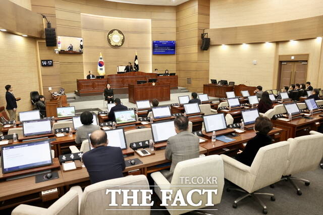 국민의힘 의원들이 퇴장한 상태에서 류제국 부의장이 본회의를 진행하고 있다. /정효기 기자