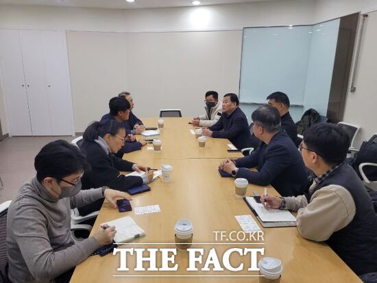 지난해 11월 발생한 경기 파주시 광역상수도 단수사고 피해 보상과 관련해 최근 파주시와 한국수자원공사 관계자들이 실무 협의를 진행하고 있다. /파주시