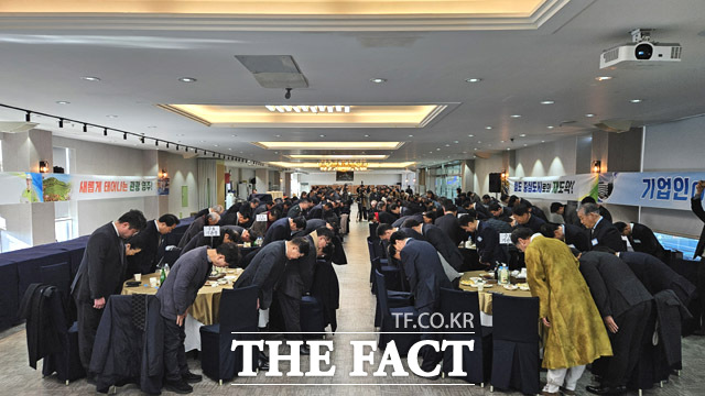 신년인사회 참석자 전원이 서로를 향해 인사를 나누며 고물가와 경기 침체 등 대내외 경제 여건의 어려움 극복을 다짐했다. /영주상공회의소