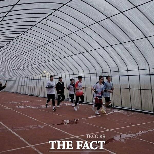 당진시청 배드민턴단 선수들의 겨울철 런닝 훈련 장면. /당진시