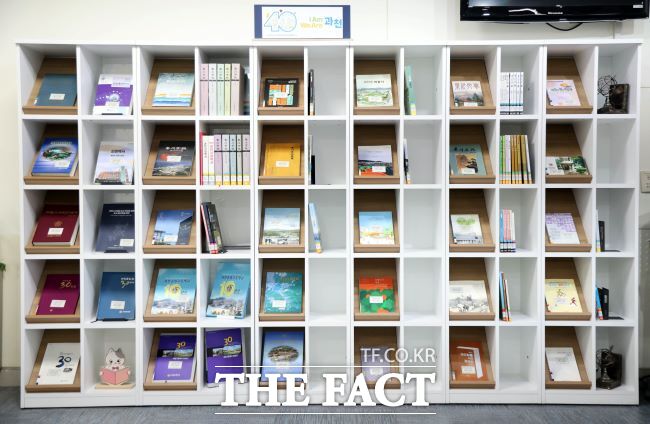 과천시 승격 관련 도서 전시 모습. /과천시