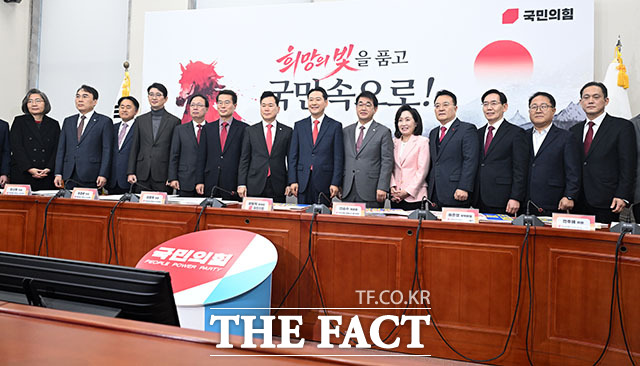 야당탄압가짜뉴스감시특별위원회 위원장 맡은 김승수 위원장(오른쪽).