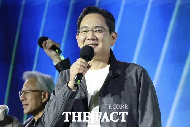 국내 주요 45개 그룹 총수의 주식평가액이 지난해 대비 60% 이상 증가한 것으로 나타났다. 사진은 지난해 10월 서울 강남구 코엑스에서 열린 엔비디아 지포스 게이머 페스티벌에 참석해 인사하고 있는 이 회장. /서예원 기자