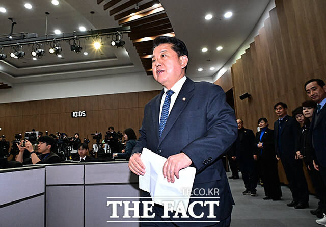 김병주 더불어민주당 의원이 5일 오전 서울 여의도 국회 소통관에서 기자회견을 열고 경기도지사 출마선언을 하고 있다. /국회=배정한 기자