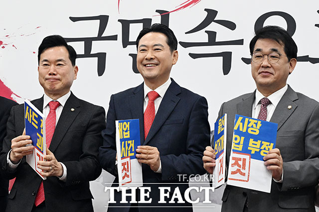 야당탄압가짜뉴스감시특별위원회 위원장 맡은 김승수 위원장(오른쪽).