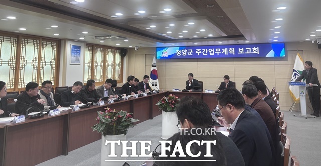 김돈곤 청양군수가 5일 새해 첫 간부회의에서 현안을 점검하고 전 행정 역량 집중을 당부하고 있다. /청양군