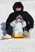  '아빠랑 같이 타는 눈썰매' [포토]
