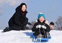  한강 눈썰매장에서 '엄마와 즐거운 겨울방학' [포토]