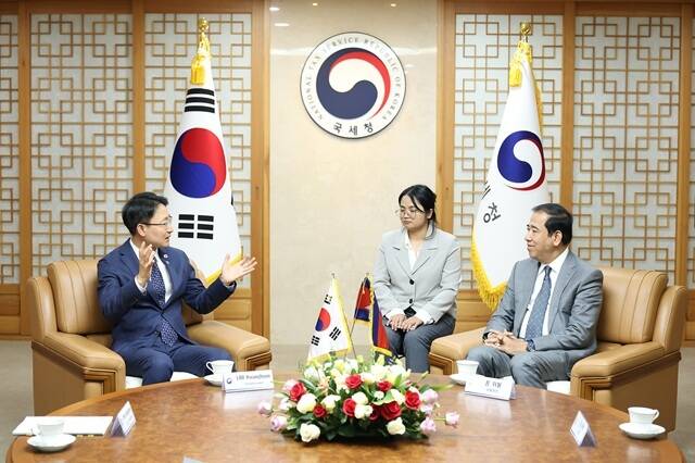 임광현 국세청장(왼쪽)과 꽁 위볼 청장 캄보디아 국세청장(오른쪽)이 은 5일 제4차 한-캄보디아 국세청장회의에서 앞서 환담을 하고 있다. /국세청