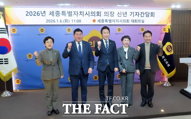 6일 세종시의회 대회의실에서 열린 임채성의장의 신년 기자간담회에 참석한 의원들이 파이팅을 외치고 있다. /김형중 기자