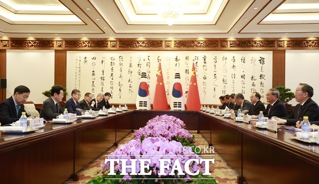 중국을 국빈 방문 중인 이재명 대통령이 6일(현지 시간) 베이징 조어대에서 리창 국무원 총리를 접견하고 있다. /뉴시스