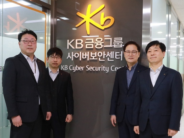 KB금융그룹은 금융소비자가 안심할 수 있는 안전한 금융서비스 환경을 조성하고자 국내 금융그룹 최초로 그룹 사이버보안센터를 공식 출범했다. (왼쪽부터) 이재용 KB금융지주 사이버보안센터장(상무), 박정호 KB국민은행 테크인프라본부장, 최석문 KB금융지주 준법감시인(부사장), 신동철 KB데이타시스템 그룹사사업본부 상무가 지난 5일 KB국민은행 여의도전산센터 동관에서 진행된 그룹 사이버보안센터 현판식에서 기념촬영을 하고 있다. /KB금융그룹