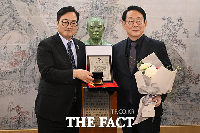 신사의원 베스트 10에 선정된 김도읍 국민의힘 의원(오른쪽).