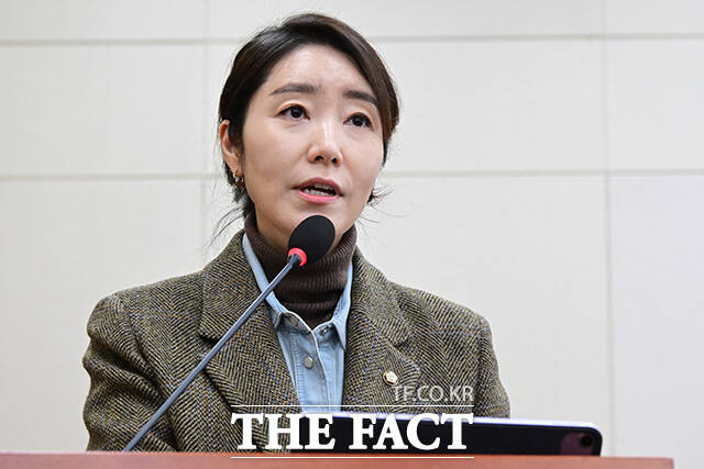 경찰이 김경 서울시의원 측으로부터 공천 헌금 1억원을 받아 보관했다고 지목된 강선우 무소속 의원(전 더불어민주당)의 전직 사무국장 A 씨 조사에 나섰다. 사진은 강선우 의원 모습. /남윤호 기자