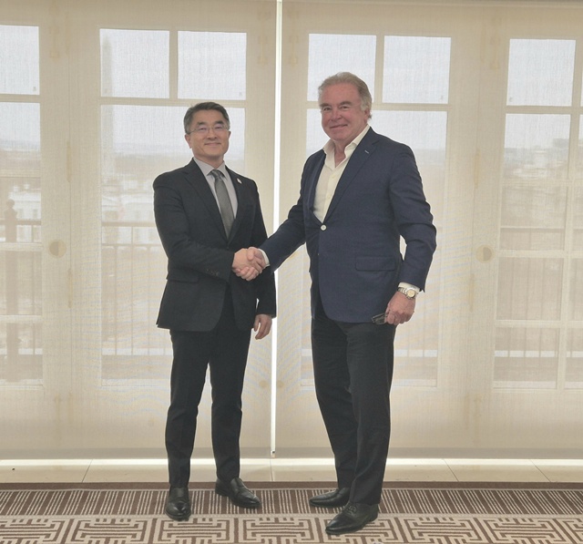 삼성E&A는 지난 5일(현지시간) 미국 와바시 저탄소 암모니아 프로젝트 착공식을 진행했다. 사진은 행사에 참석한 남궁홍(왼쪽) 삼성E&A 사장과 사이먼 그린쉴즈(Simon Greenshields) 와바시 밸리 리소스 이사회 의장이다. /삼성E&A