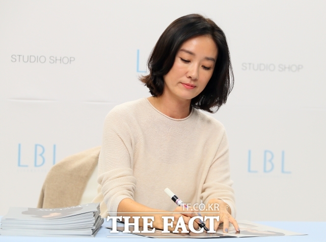 배우 오연수가 피겨 여왕 김연아와 함께 2026년 성실모범납세자로 선정되며 다시 한 번 조용한 품격을 입증했다. 2003년에 이어 두번째 선정됐다. /더팩트 DB