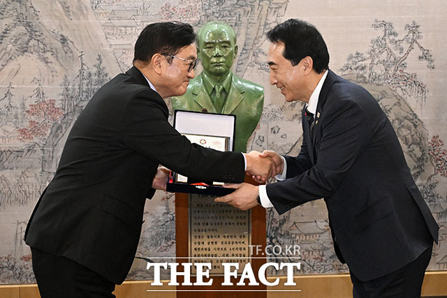 신사의원 베스트 10에 선정된 박수현 더불어민주당 의원(오른쪽).