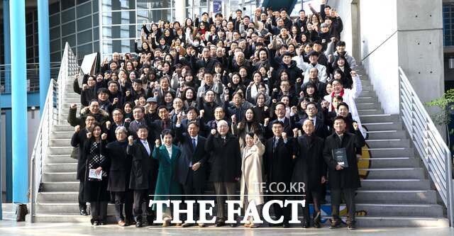 6일 2026 배재대 신년교례회가 열린 배재대 국제교류관에서 김욱 배재대 총장을 비롯한 참석자들이 파이팅을 외치고 있다. /배재대