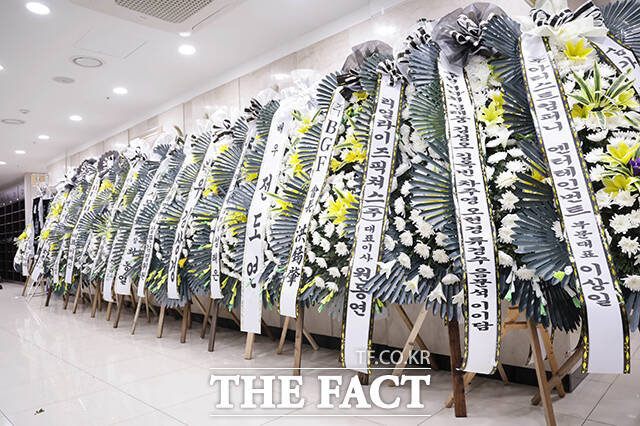 배우 안성기가 별세한 5일 서울 서초구 서울 성모병원 장례식장에 마련된 빈소에 연예계 및 각계에서 보낸 근조화환이 놓여 있다. /사진공동취재단