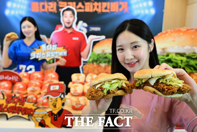 롯데 GRS(대표이사 이원택)가 운영하는 버거 프랜차이즈 롯데리아가 통다리 크리스피치킨버거 2종을 출시한 가운데, 6일 서울 용산구 롯데리아 숙대입구역점에서 모델들이 신제품을 선보이고 있다. /이새롬 기자