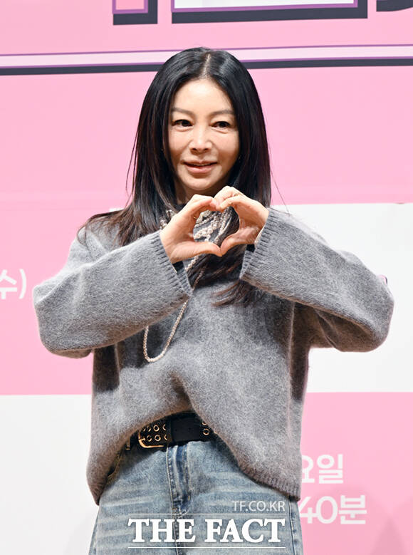 배우 황신혜가 황신혜의 같이 삽시다에서 메인 호스트를 맡아 프로그램을 이끈다. /이새롬 기자