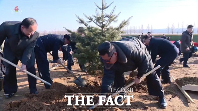 김정은 북한 국무위원장이 딸 김주애와 러시아 파병군 추모기념관 건설현장을 찾아 기념식수를 했다. 사진은 2022년 3월 김 위원장이 북한판 식목일인 식수절에 기념식수 하는 모습이다. /뉴시스, 조선중앙TV 갈무리