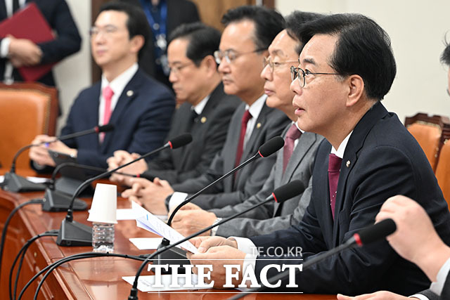 국민의힘이 6일 통일교 정교유착 의혹 및 더불어민주당 공천 뇌물 의혹 특검과 대장동 항소 포기 사태 국정조사를 반드시 관철하겠다고 밝혔다. 오른쪽은 송언석 원내대표. /남용희 기자