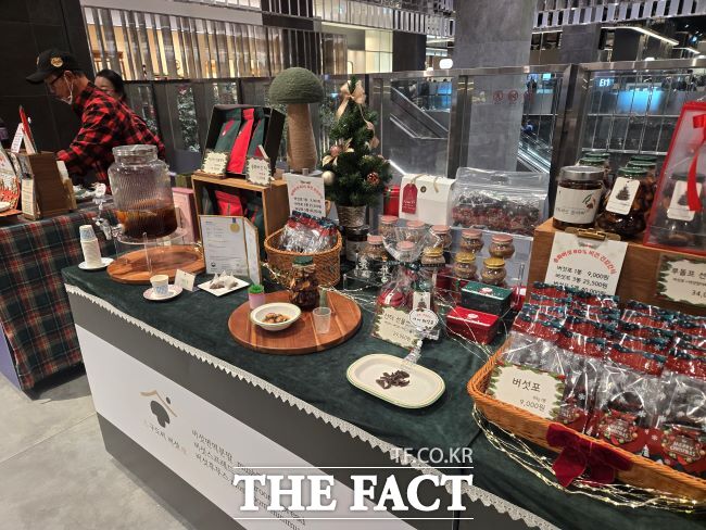 팝업스토어에서 판매된 송화버섯·블루베리 가공식품. /용인시