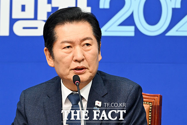 더불어민주당 최고위원 보궐선거에 출마한 유동철 부산 수영구 지역위원장이 6일 후보직에서 사퇴하면서, 이번 보궐은 친정청래(친청)계와 비정청래(비청)계 후보 간 2 대 2 대결 구도로 재편된 모습이다. 특정 계파 지원을 위한 유권자 당원의 표 몰아주기가 가능해짐에 따라 정청래 대표 재신임 투표 성격도 더욱 짙어졌다는 분석이다. /남용희 기자