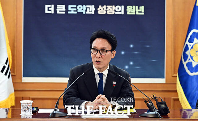 김민석 국무총리가 6일 오후 서울 종로구 정부서울청사에서 열린 업무보고에 앞서 모두발언을 하고 있다. /임영무 기자