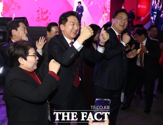 김건희 여사에게 당대표 선거 지원 대가로 명품 가방을 건넨 혐의로 불구속기소 된 김기현 국민의힘 의원 부부 재판이 오는 29일 시작된다. 김 의원(당시 당대표 후보)이 지난 2023년 3월8일 오후 경기도 일산 킨텍스에서 열린 국민의힘 제3차 전당대회에서 음악에 맞춰 춤을 추고 있다. /이새롬 기자