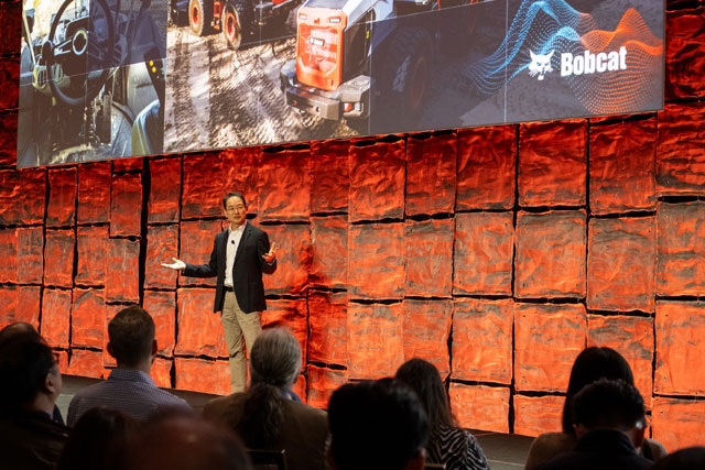 스캇 박 두산밥캣 대표가 5일(현지시간) CES 2026 미디어데이에서 차세대 건설장비기술에 대해 설명하고 있다. /두산밥캣